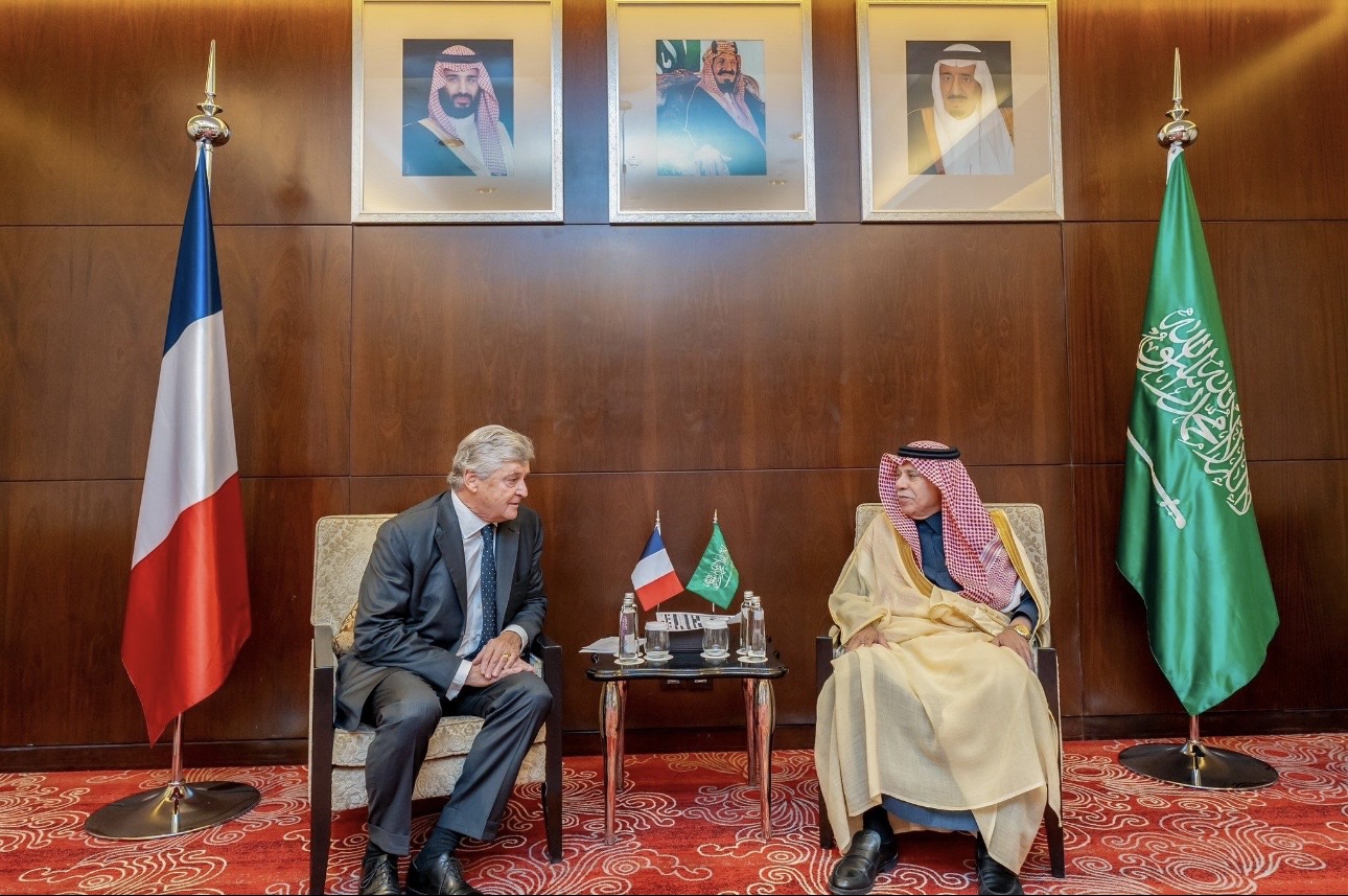A French-Saudi bilateral meeting beneath the portraits of King Abdulaziz Al Saud, King Salman bin Abdulaziz and Crown Prince Mohammed bin Salman